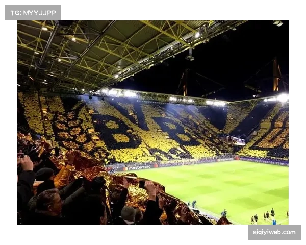 场边花絮:拜仁小球迷高举“感谢托马斯·穆勒”巨型TIFO 场边花絮:拜仁小球迷高举“感谢托马斯·穆勒”巨型TIFO